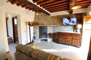 TV, fireplace - Country House / Farm House in Palmata with 5 bedrooms sleeps 11 (Palmata)