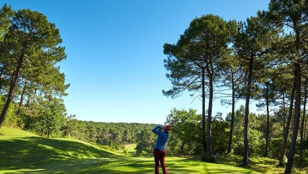 A person playing golf on a well-maintained course surrounded by tall pine trees. - House 3 bedrooms, 6 people in a residence with pool in Lacanau ocean (LACANAU OCEAN)