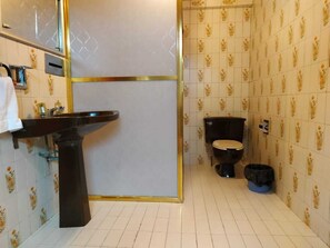Standard Room, 1 Double Bed | Bathroom
