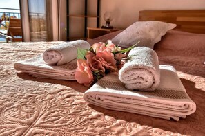 2 عدّة غرف نوم ومكواة/لوح كي وواي فاي مجانًا وملاءات أسرّة