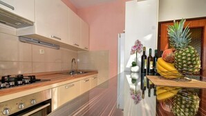 Una cucina moderna con un piano cottura in acciaio inossidabile, un lavello e un piano di lavoro in legno.