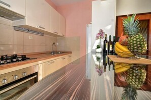 ثلاجة، فرن، غسالة أطباق، ماكينة لصنع القهوة/الشاي