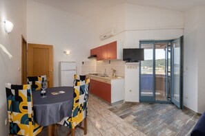 Dining - Apartment in Supetarska Draga with Seaview, Balcony, Air condition, WIFI (3321-4) (Supetarska Draga)