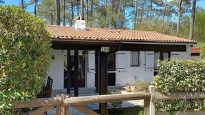 A rustic building with a tiled roof, a wooden fence, and a number '109' sign. - Charming house with garden in the pine forest for 6 people in Lacanau Ocean (LACANAU OCEAN)