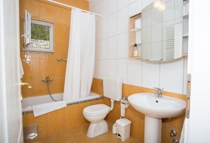Bathtub, towels