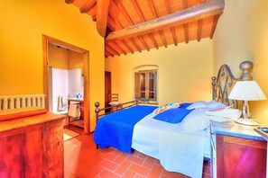1 bedroom, bed sheets - Casa Leggiadra A: A graceful apartment that is part of an ancient country house located on top of a small hill. (Castelfranco di sopra)