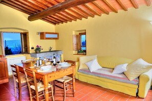 Dining - Casa Leggiadra A: A graceful apartment that is part of an ancient country house located on top of a small hill. (Castelfranco di sopra)