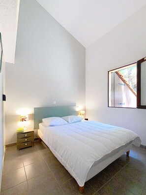 2 chambres, fer et planche Ă repasser