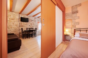 1 bedroom, iron/ironing board, free WiFi, bed sheets - Apartment in Trogir with Balcony, Air condition, WIFI (4324-2) (Trogir)