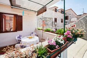 Outdoor dining - Apartment in Trogir with Balcony, Air condition, WIFI (4324-2) (Trogir)