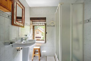 Douche, sèche-cheveux, bidet, serviettes fournies