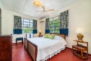 4 bedrooms, iron/ironing board, WiFi, bed sheets