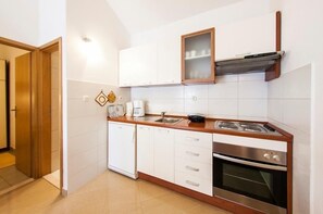 Fridge, oven, stovetop, dishwasher