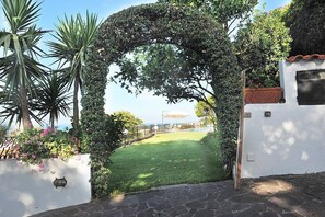 Property grounds - Appartamento Lindora C: A bright and elegant apartment that is part of a villa situated in a quiet location, a few minutes from the town center, with Free WI-FI. (Lacco Ameno)