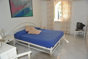 2 bedrooms, free WiFi, bed sheets - Appartamento Lindora C: A bright and elegant apartment that is part of a villa situated in a quiet location, a few minutes from the town center, with Free WI-FI. (Lacco Ameno)