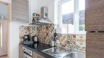 Een koelkast, een magnetron, een oven, een kookplaat