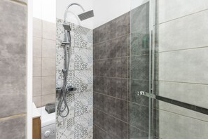 Douche, sèche-cheveux, serviettes fournies, savon
