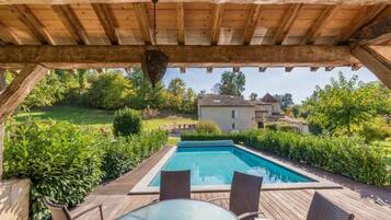 Een buitenzwembad, een verwarmd zwembad