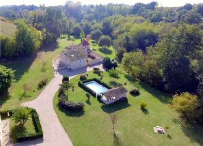 An aerial view of a property with a main house, a swimming pool, and a red-roofed building. - The charming cottage studio near St Emilion (Lugaignac)