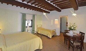 Bügeleisen/Bügelbrett, kostenloses WLAN, Bettwäsche