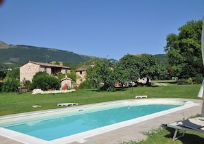 Pool - Casa Noriana D: A characteristic and welcoming apartment situated in a quiet location, surrounded by a wonderful garden, with Free WI-FI. (Sarnano)