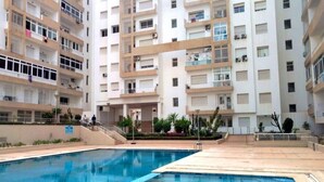Un edificio moderno con piscina.