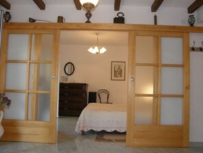 2 dormitoris, planxa i posts de planxar, wifi gratuïta i roba de llit