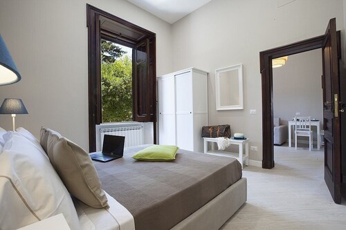 Villa Liobe Grande: viihtyisä huoneisto, joka kattaa vehreyden ympäröimän huvilan koko pohjakerroksen.