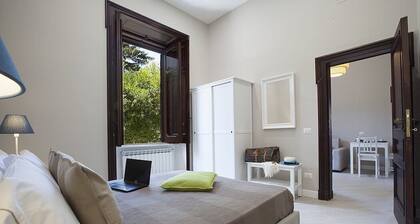 Villa Liobe Grande: Un appartement confortable qui couvre tout le rez-de-chaussée d'une villa entourée de verdure.