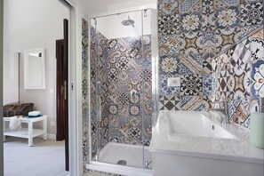 Shower, towels - Villa Liobe Grande: A welcoming apartment that covers the entire ground floor of a villa surrounded by the greenery, with Free WI-FI. (Vico Equense)