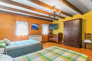 2 bedrooms, iron/ironing board, bed sheets