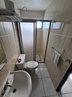 ฝักบัว, ผ้าเช็ดตัว, สบู่, ยาสระผม