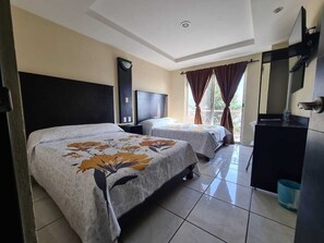 Habitación doble estándar | Escritorio y espacio para trabajar con laptop