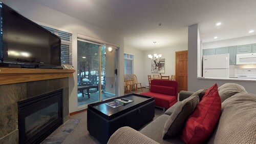 Sunpath 1 bedroom, sleeps 4, Quiet setting just steps from the action!