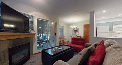 Sunpath 1 bedroom, sleeps 4, Quiet setting just steps from the action!