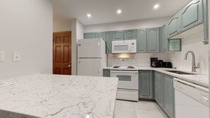 Een koelkast, een magnetron, een oven, een kookplaat