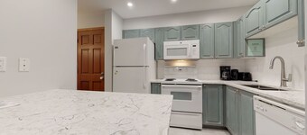 Sunpath 1 bedroom, sleeps 4, Quiet setting just steps from the action!