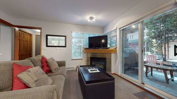 Een televisie, een open haard en een dvd-speler