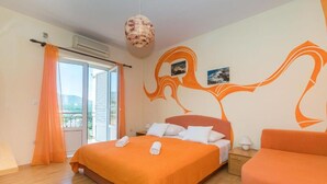 A hotel room with a bed, a balcony, and a view of the outdoors. - Apartment in Jelsa with Terrace, Air condition, WIFI (3621-2) (Jelsa)
