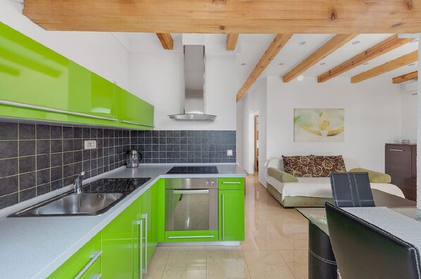 A modern kitchen with green cabinets, a stainless steel sink, and a built-in oven. - Apartment in Sukošan with Seaview, Terrace, Air condition, WIFI (3495-5) (Sukošan)