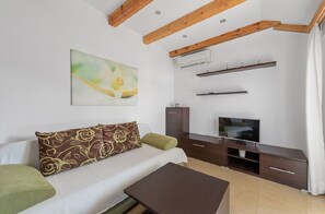 TV - Apartment in Sukošan with Seaview, Terrace, Air condition, WIFI (3495-5) (Sukošan)