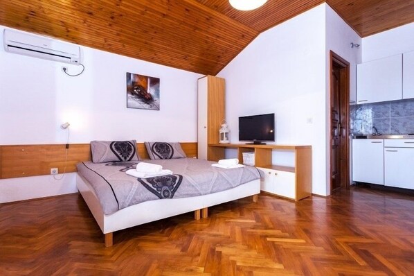 Free WiFi, bed sheets, wheelchair access