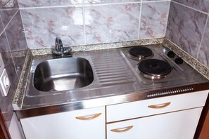 Kühlschrank, Mikrowelle, Herdplatte, Geschirrspüler