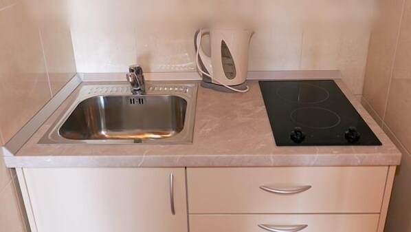 Refrigerador, placa de cocina, cafetera/tetera