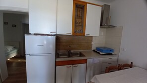 Fridge, coffee/tea maker, electric kettle, cookware/dishes/utensils - Apartment in Kustici with Seaview, Terrace, Air condition, WIFI (3597-4) (Kustici)
