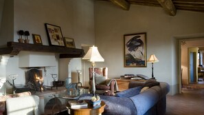 Televisión y chimenea 