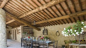 Outdoor dining - Montestigliano, an authentic farmhouse in the heart of Tuscany, is an oasis of peace and beauty that offers its guests refined residences and an enchanting view (Sovicille)