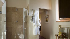 Bathtub, hair dryer - Montestigliano, an authentic farmhouse in the heart of Tuscany, is an oasis of peace and beauty that offers its guests refined residences and an enchanting view (Sovicille)