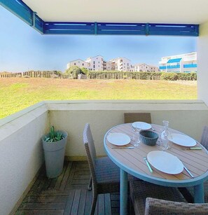 Outdoor dining - Apartment 4 people, in residence with swimming pool - seafront in Lacanau Ocean (LACANAU OCEAN)