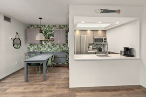 冷蔵庫、電子レンジ、オーブン、コンロ